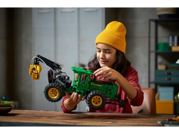 LEGO 42157 John Deere 948L-II Skidder Constructor - Image 4