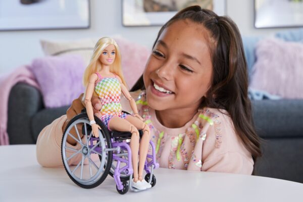 Barbie® Fashionistas® nukk ratastoolis - Image 4