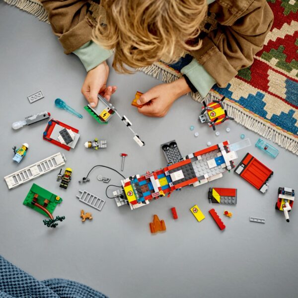 LEGO City 60374 Fire Command Truck Constructor - Image 2